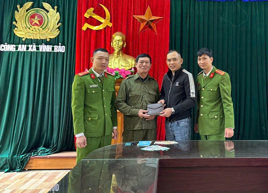 Lực lượng bảo vệ ANTT ở cơ sở phối hợp Công an xã Vĩnh Bảo trả lại ví tiền cho quân nhân